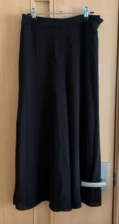 ユニクロ　黒のロングスカートパンツ　スリット入り　Ｌサイズ