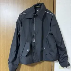 シンプルな黒ジャケット