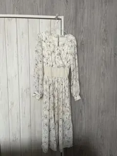 リップサービス　ウエストリブ切り替えラインフラワープリントプリーツワンピース