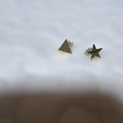 三角と星型の金色スタッドピアス