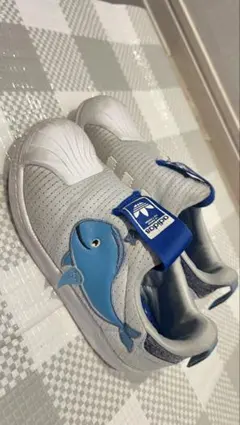 adidas キッズ スニーカー クジラモチーフ