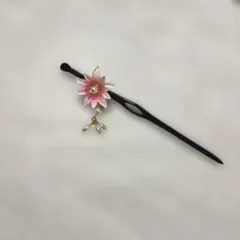 ピンクの花のかんざし