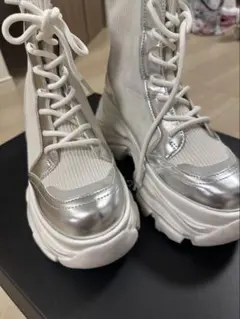 ホワイトシルバー厚底 レースアップソックスブーツ