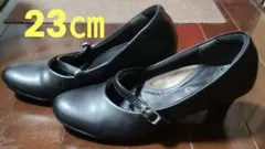 ストラップ付きブラックハイヒールパンプス