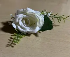 ホワイトバラのブローチ　ブートニア