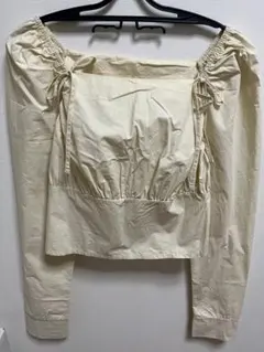 オフショルダー パフスリーブシャツ クリーム色