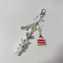 ハンドメイド　ビーズキーホルダー　y2k うさぎ　ケーキ