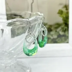 NO.118 ハンドメイド　クリスタルグリーン　きらきら揺れる　しずくピアス