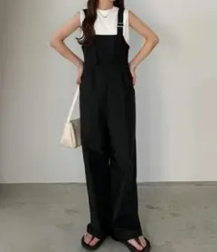 黒いサロペット・オーバーオール