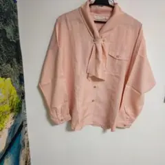 リボン付きピンク長袖シャツ