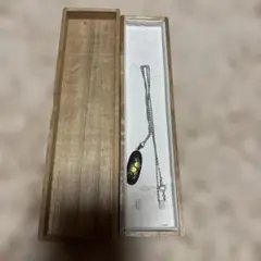 オーバル型シルバーネックレス　金色の花　黒色