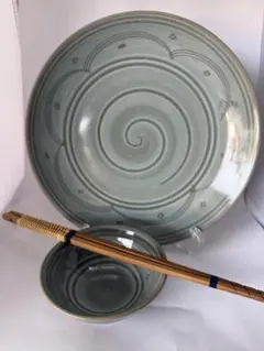 [D15]緑色陶器の皿セット（大皿・小皿・箸）