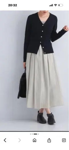 ライトグレー タック フレアスカート ロング丈のサムネイル
