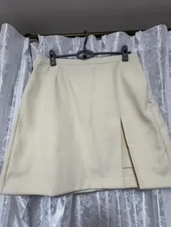 ⭐︎りんりん様専用　GU クリーム色 スリットミニスカート