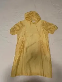 フード付き黄色ワンピース