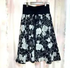 新品　ローズ　花柄　フレアスカート　膝丈　白　黒　M