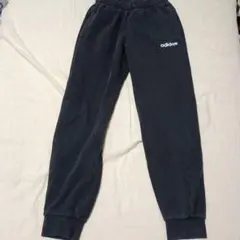 adidas ダークグレー ジョガーパンツ
