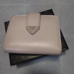 プラダ 三角ロゴ シティカーフ グレージュ 二つ折り財布