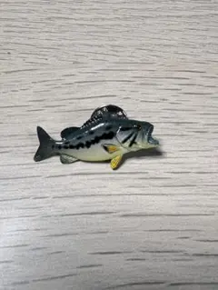 魚デザイン ピンバッジ