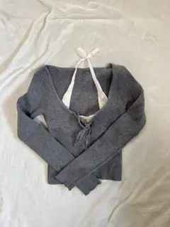 グレーのリブ編み長袖Vネックセーター