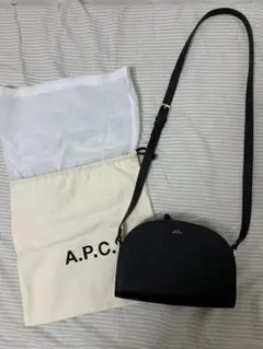 A.P.C. ブラックレザーバッグ　エンボス加工