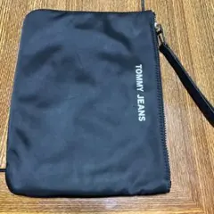 TOMMY JEANS カバン　ブラック　クラッチバッグ　シンプルで使いやすい