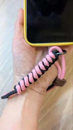【新品未使用】ハンドメイド風 パラコード携帯ストラップ（ピンク×ブラック）