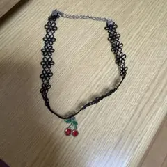 チェリーペンダントの黒いチョーカー