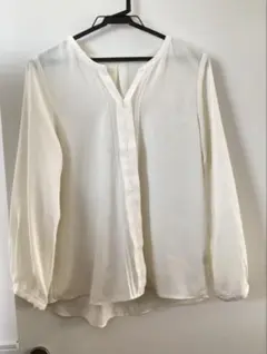 【美品】ホワイト Vネック 長袖シャツ　グローバルワーク