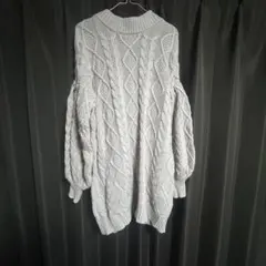 ケーブル編みバルーンスリーブセーター