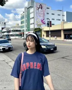Supreme アーチロゴ Tシャツ ネイビーのサムネイル