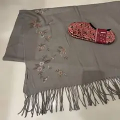 グレー花柄刺繍ストールとピンク靴下セット