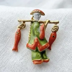 vintage ／中国 七宝ブローチ 魚を売る人のサムネイル