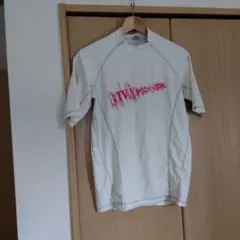 クリーム色 半袖Tシャツ 赤いロゴラッシュガード