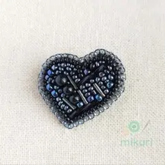 斜めブラックハート　ビーズ刺繍ブローチ　ハンドメイドアクセサリー