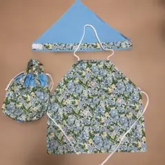 【ハンドメイド】キッズエプロンセット 青と花柄（縦48センチ）
