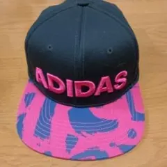 ADIDAS フラットブリムキャップ ブラック/ピンク