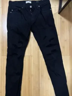 YANUK ブラックダメージデニムパンツ