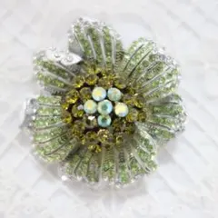 ペリドット色＆オーロラミント色輝石　ヴィンテージ調　精巧　雰囲気ある　ブローチ