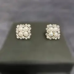 パールとクリスタルのスクエア型ピアス