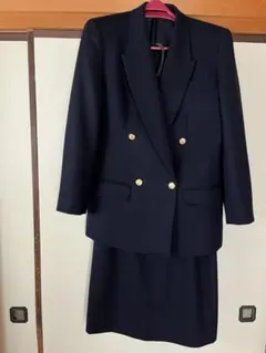 ネイビー ダブルブレストスーツ ゴールドボタン付き