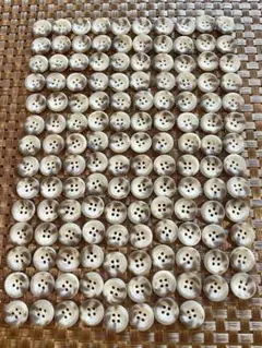 新品未使用 クリーム色の4穴ボタン約138個