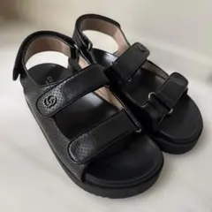 美品✨GUCCI ダブルG パンチングレザー サンダル　ブラックのサムネイル