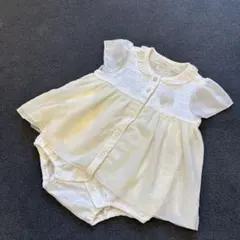 凝ったデザインのロンパースです。 きれいな服でのお出かけ時に向いています。