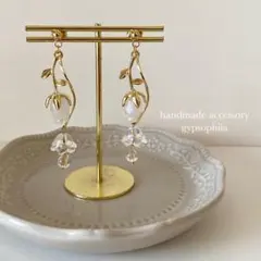 【No.196】ハンドメイドピアスイヤリング、チューリップ、ガラス小花クリア