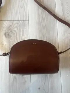 A.P.C. ハーフムーン ショルダーバッグ ブラウンのサムネイル