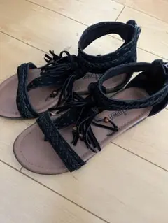 MINNETONKA 黒 スエード フリンジ付き サンダル　23