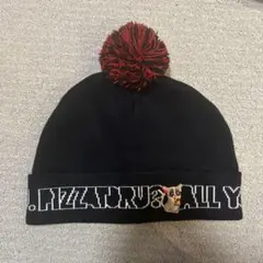 ポンポン付き黒ニット帽 PIZZATRU