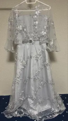 花柄刺繍ドレスとパールネックレスとクラッチバッグの3点セット