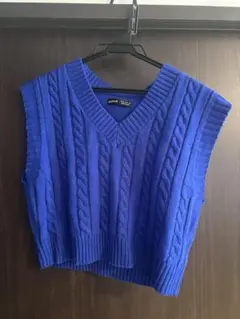 青いケーブル編みVネックニットベスト